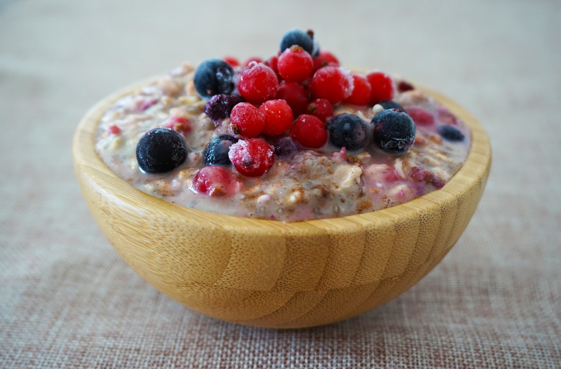 Haferflocken-Porridge mit Früchten